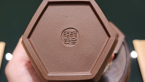 The Majestic Da Bin Seng Mao 大彬僧帽 , 228ml, perfectly executed by L4 Assoc Master Yang Quan Sheng, GuFa LianNi (Most Archaic Clay Forming) ZiNi *古法练泥~紫泥。*Certificate will be stamped “真紫砂”+serialised with the 5rmb unique note before shipping to you.