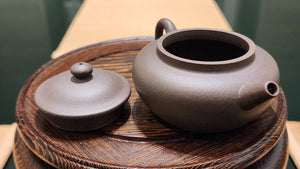 Li Mao 立帽, 130ml, Gu Fa Lian Ni (Most Archaic Clay Forming) ~ Qing Hui Duan Ni *古法练泥~青灰段泥, L4 Assoc Master Du Cheng Yao 堵程尧。