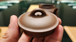 San Zu (Meng Chen) Hu 三足(孟臣)壶, 195ml, Gu Fa Lian Ni (Most Archaic Clay Forming) ~ Lao Duan Ni *古法练泥~老段泥, L4 Assoc Master Du Cheng Yao 堵程尧。