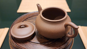 San Zu (Meng Chen) Hu 三足(孟臣)壶, 195ml, Gu Fa Lian Ni (Most Archaic Clay Forming) ~ Lao Duan Ni *古法练泥~老段泥, L4 Assoc Master Du Cheng Yao 堵程尧。