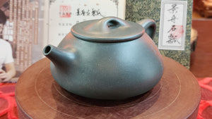 Jing Zhou Shi Piao 景舟石瓢, MingGuo LüNi 明国绿泥 (Cao Family's 100% pure BenShan LüNi 本山绿泥 with German Cobalt ore 德国钴), made by L4 Assoc Master Artist Zhang Ke 助理工艺美术师, 张轲。- commissioned in Feb 2023 for our Esteemed Patron from Finland.