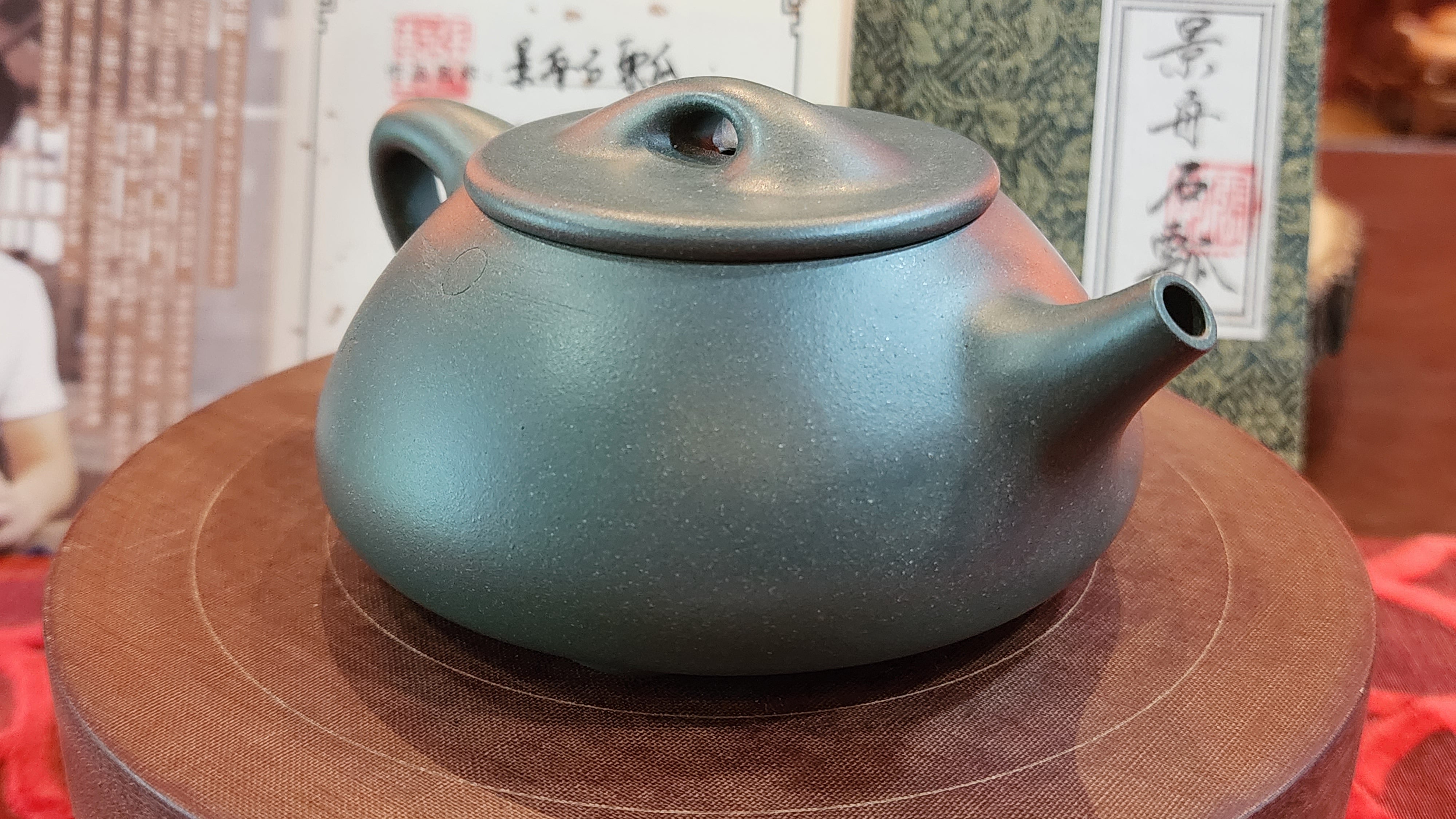 Jing Zhou Shi Piao 景舟石瓢, MingGuo LüNi 明国绿泥 (Cao Family's 100% pure BenShan LüNi 本山绿泥 with German Cobalt ore 德国钴), made by L4 Assoc Master Artist Zhang Ke 助理工艺美术师, 张轲。- commissioned in Feb 2023 for our Esteemed Patron from Finland.