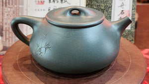 Jing Zhou Shi Piao 景舟石瓢, MingGuo LüNi 明国绿泥 (Cao Family's 100% pure BenShan LüNi 本山绿泥 with German Cobalt ore 德国钴), made by L4 Assoc Master Artist Zhang Ke 助理工艺美术师, 张轲。- commissioned in Feb 2023 for our Esteemed Patron from Finland.