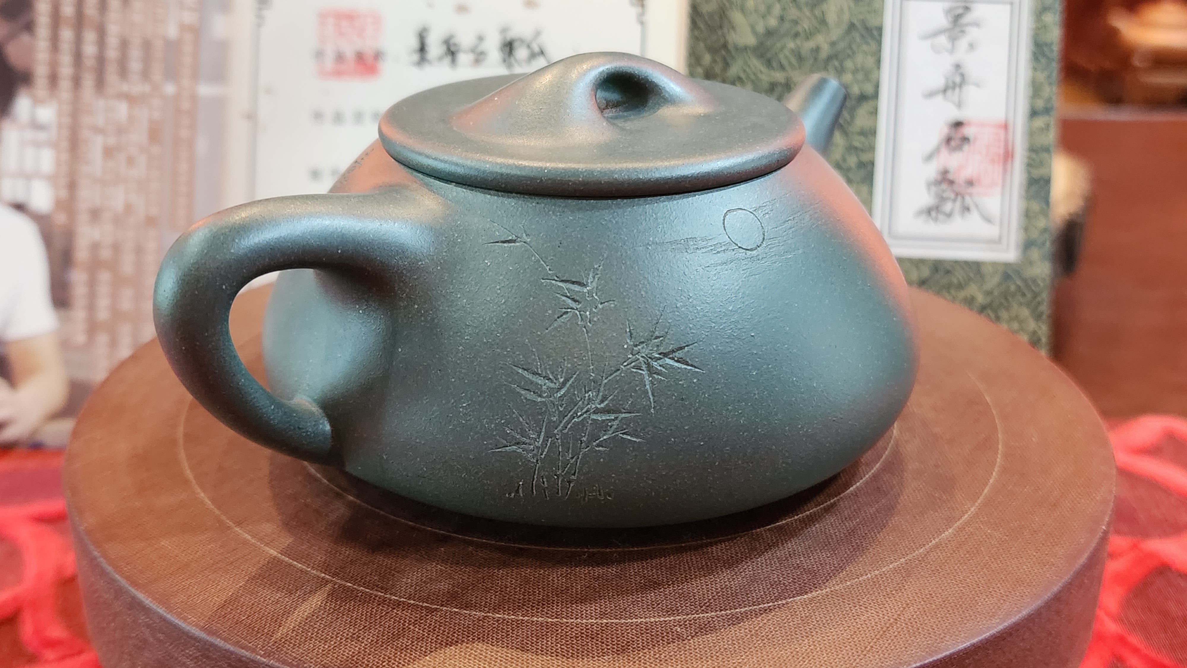 Jing Zhou Shi Piao 景舟石瓢, MingGuo LüNi 明国绿泥 (Cao Family's 100% pure BenShan LüNi 本山绿泥 with German Cobalt ore 德国钴), made by L4 Assoc Master Artist Zhang Ke 助理工艺美术师, 张轲。- commissioned in Feb 2023 for our Esteemed Patron from Finland.