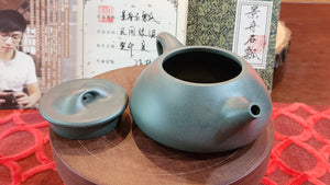 Jing Zhou Shi Piao 景舟石瓢, MingGuo LüNi 明国绿泥 (Cao Family's 100% pure BenShan LüNi 本山绿泥 with German Cobalt ore 德国钴), made by L4 Assoc Master Artist Zhang Ke 助理工艺美术师, 张轲。- commissioned in Feb 2023 for our Esteemed Patron from Finland.