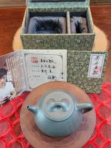 Jing Zhou Shi Piao 景舟石瓢, MingGuo LüNi 明国绿泥 (Cao Family's 100% pure BenShan LüNi 本山绿泥 with German Cobalt ore 德国钴), made by L4 Assoc Master Artist Zhang Ke 助理工艺美术师, 张轲。- commissioned in Feb 2023 for our Esteemed Patron from Finland.