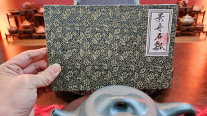 Jing Zhou Shi Piao 景舟石瓢, MingGuo LüNi 明国绿泥 (Cao Family's 100% pure BenShan LüNi 本山绿泥 with German Cobalt ore 德国钴), made by L4 Assoc Master Artist Zhang Ke 助理工艺美术师, 张轲。- commissioned in Feb 2023 for our Esteemed Patron from Finland.