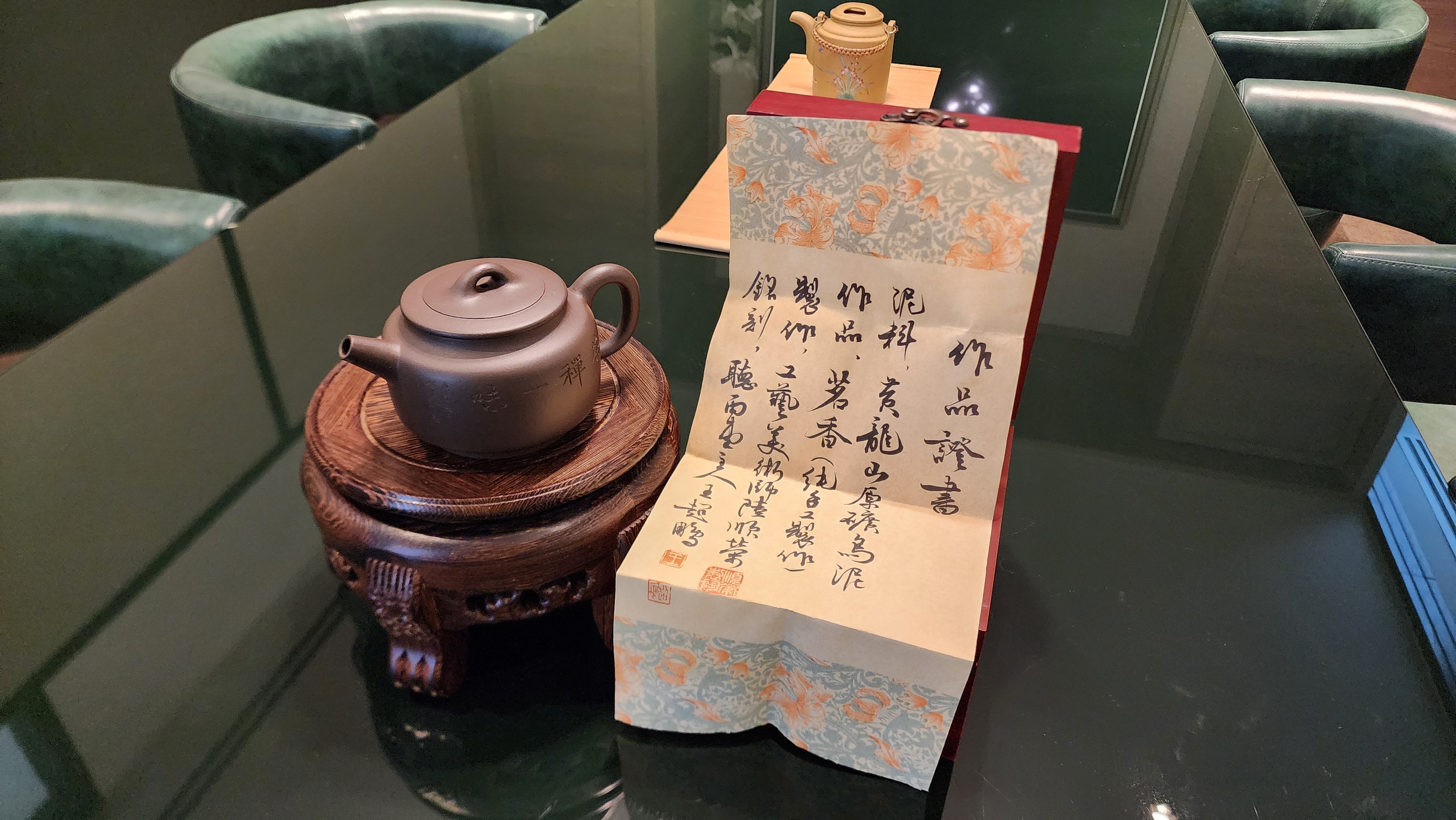 Ming Xiang 茗香, Clay (extinct): Wu Ni 乌泥 from Grand Master Han Qi Lou 韩其楼, Engraving Art by Master Wang Chao Peng 王超鹏, Pot crafted by Master Lu Shun Rong 陆顺荣。