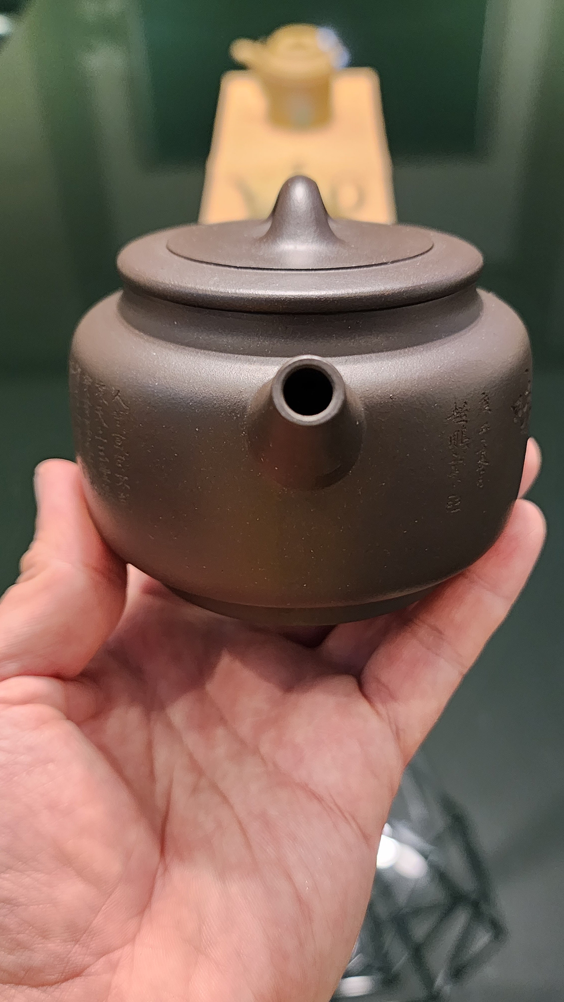 Ming Xiang 茗香, Clay (extinct): Wu Ni 乌泥 from Grand Master Han Qi Lou 韩其楼, Engraving Art by Master Wang Chao Peng 王超鹏, Pot crafted by Master Lu Shun Rong 陆顺荣。