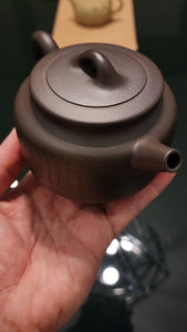 Ming Xiang 茗香, Clay (extinct): Wu Ni 乌泥 from Grand Master Han Qi Lou 韩其楼, Engraving Art by Master Wang Chao Peng 王超鹏, Pot crafted by Master Lu Shun Rong 陆顺荣。