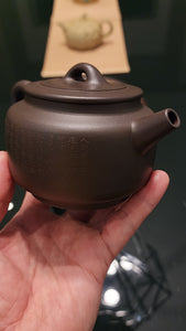 Ming Xiang 茗香, Clay (extinct): Wu Ni 乌泥 from Grand Master Han Qi Lou 韩其楼, Engraving Art by Master Wang Chao Peng 王超鹏, Pot crafted by Master Lu Shun Rong 陆顺荣。