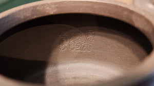 Ming Xiang 茗香, Clay (extinct): Wu Ni 乌泥 from Grand Master Han Qi Lou 韩其楼, Engraving Art by Master Wang Chao Peng 王超鹏, Pot crafted by Master Lu Shun Rong 陆顺荣。