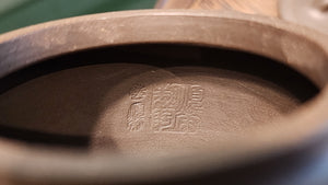 Ming Xiang 茗香, Clay (extinct): Wu Ni 乌泥 from Grand Master Han Qi Lou 韩其楼, Engraving Art by Master Wang Chao Peng 王超鹏, Pot crafted by Master Lu Shun Rong 陆顺荣。