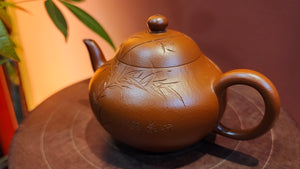 Li Xing 梨形, 151.3ml, ZhaoZhuang ZhuNi 赵庄朱泥, by Craftsman Zhao Xiao Wei 赵小卫 + Bamboo Engraving and Inscription by L4 Artist Xing Su 行素。