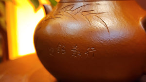 Li Xing 梨形, 151.3ml, ZhaoZhuang ZhuNi 赵庄朱泥, by Craftsman Zhao Xiao Wei 赵小卫 + Bamboo Engraving and Inscription by L4 Artist Xing Su 行素。