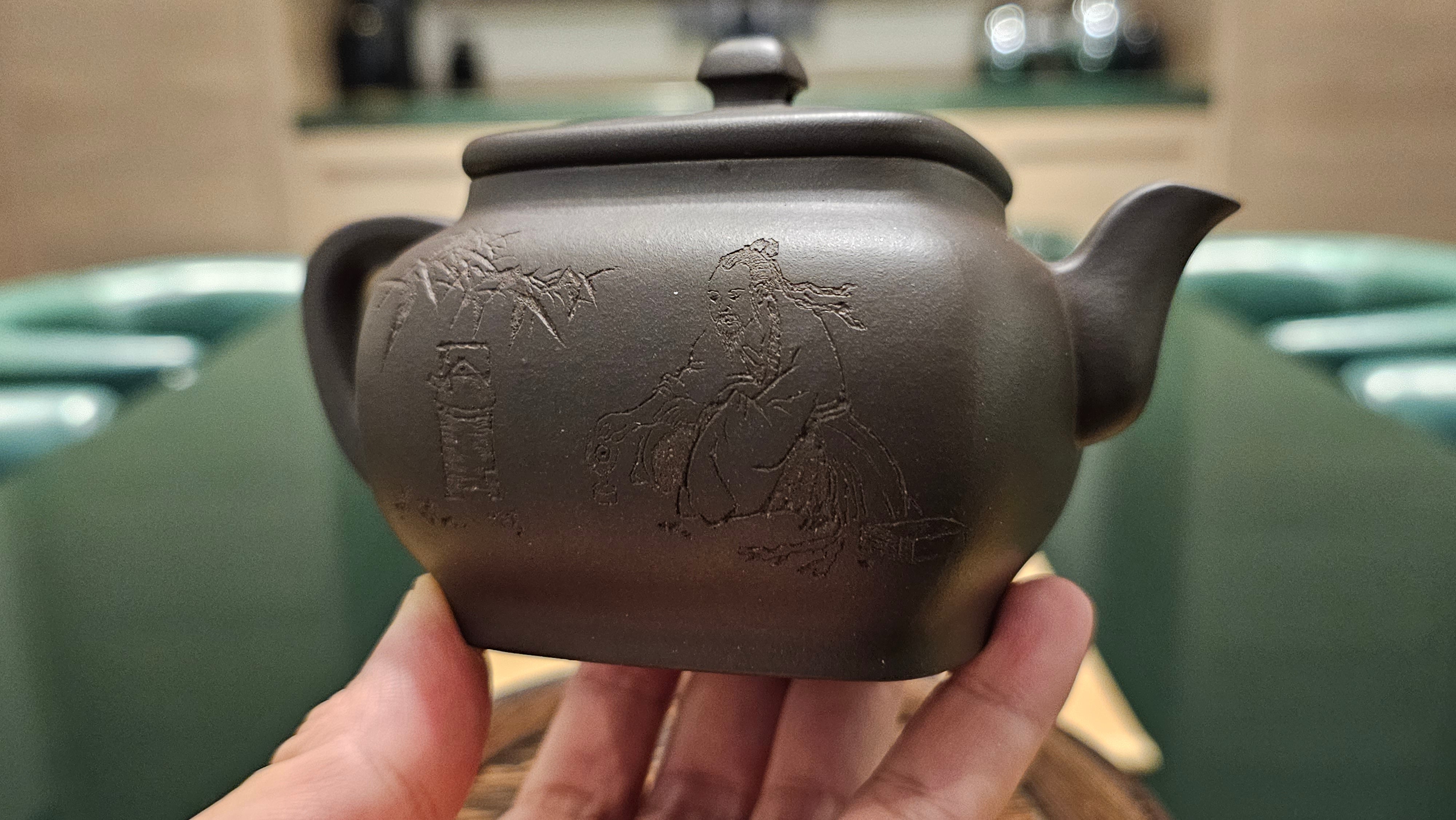 Zhen Si Fang 振四方, Clay (extinct): Wu Ni 乌泥 from Grand Master Han Qi Lou 韩其楼, Engraving Art by Master Chao Peng 王超鹏, Pot crafted by Master Lu Shun Rong 陆顺荣。