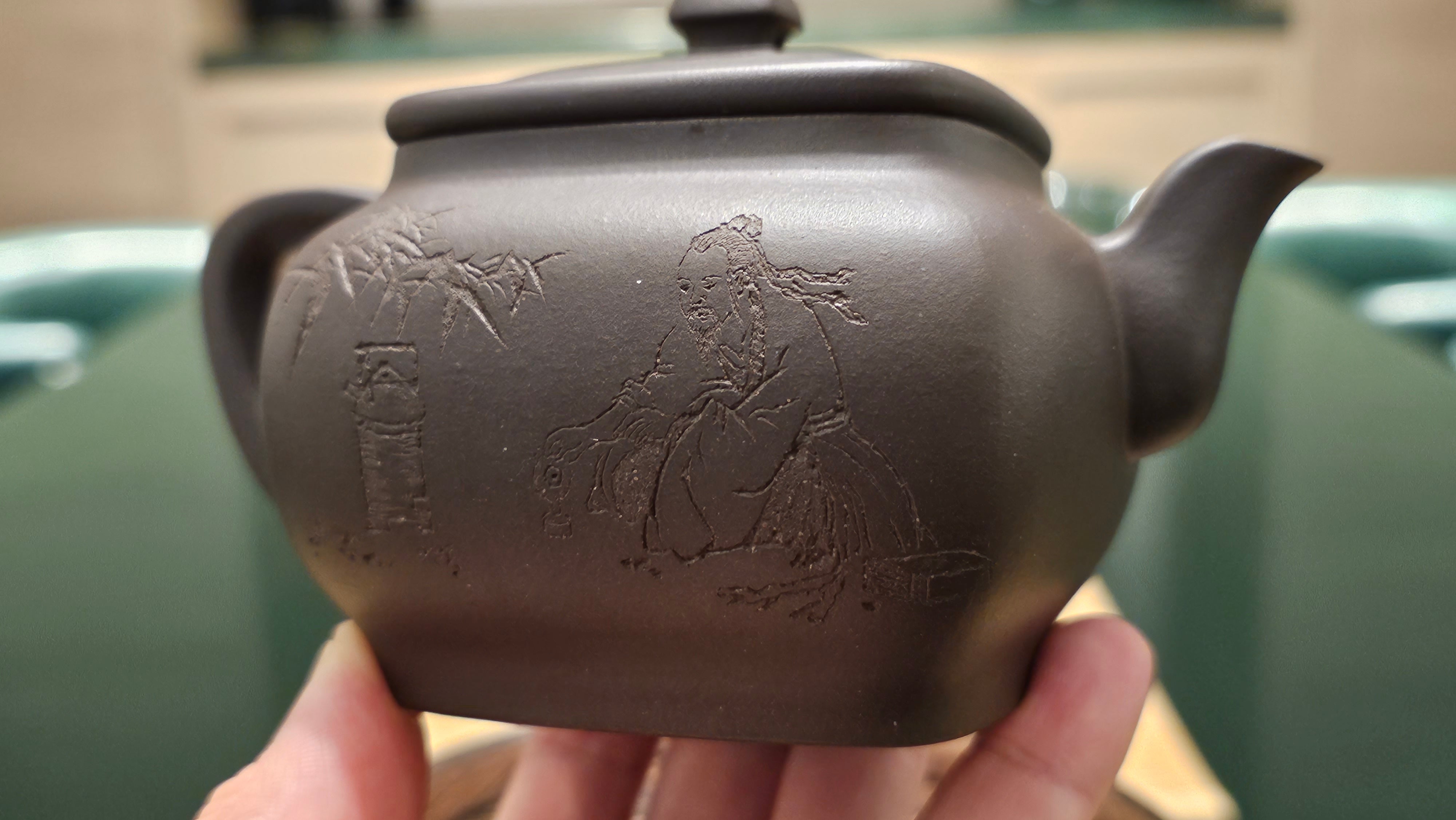 Zhen Si Fang 振四方, Clay (extinct): Wu Ni 乌泥 from Grand Master Han Qi Lou 韩其楼, Engraving Art by Master Chao Peng 王超鹏, Pot crafted by Master Lu Shun Rong 陆顺荣。