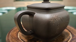 Zhen Si Fang 振四方, Clay (extinct): Wu Ni 乌泥 from Grand Master Han Qi Lou 韩其楼, Engraving Art by Master Chao Peng 王超鹏, Pot crafted by Master Lu Shun Rong 陆顺荣。