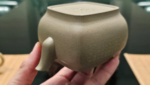 Zhen Si Fang 振四方, Clay (extinct): Dou Qing 豆青, from Huang Long Yuan 黄龙源, Engraving Art by Master Chao Peng 王超鹏, Pot crafted by Master Lu Shun Rong 陆顺荣。(Not for sale)