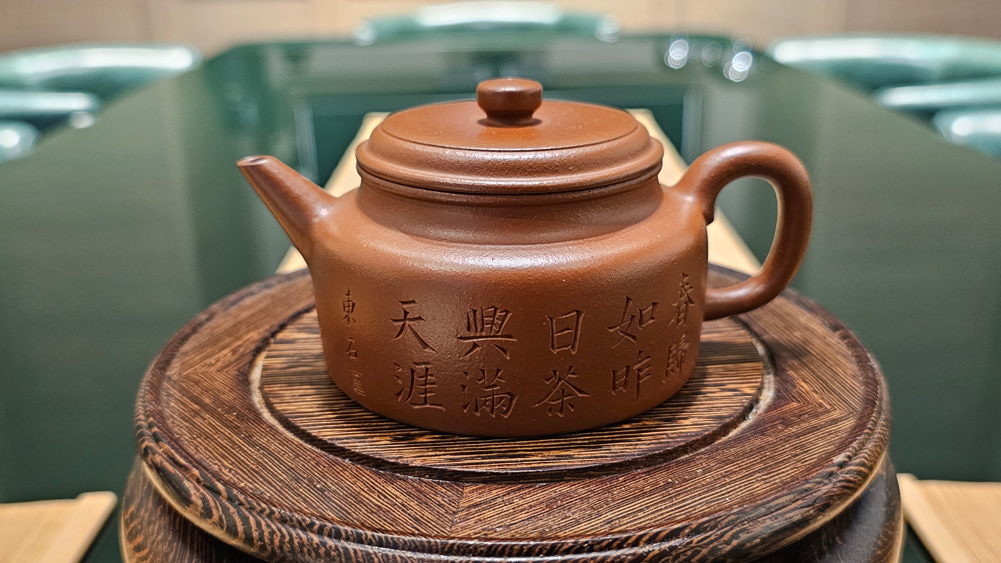 De Zhong 德钟, Yuan Kuang Da Hong Pao 原矿大红袍, made by L2 Senior Master Cao Lan Fang 国家高级工艺美术师～曹兰芳。- commissioned in Jan 2022 for our esteemed Patron Prof Johnston (Melbourne), Shown here for viewing.