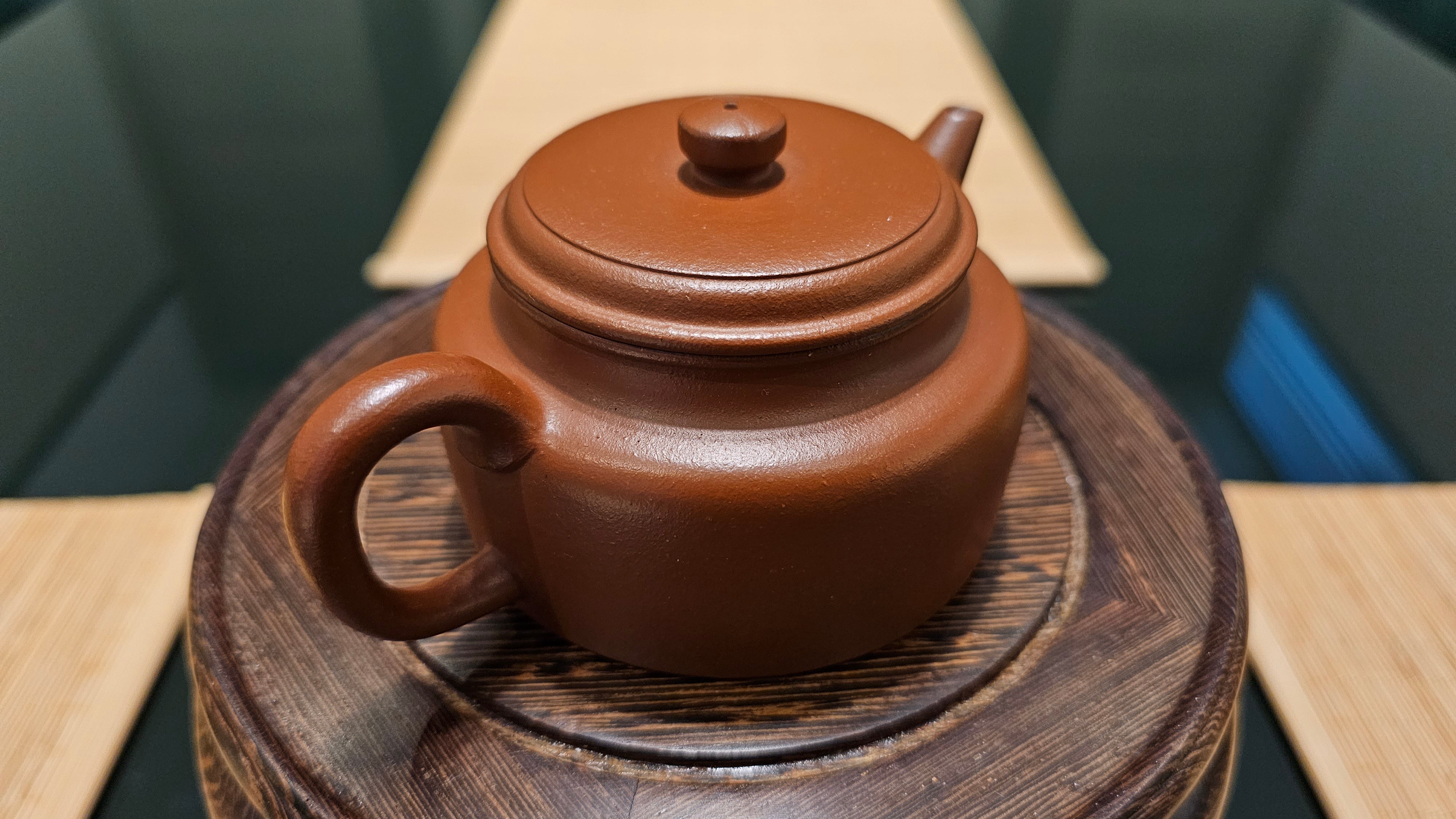 De Zhong 德钟, Yuan Kuang Da Hong Pao 原矿大红袍, made by L2 Senior Master Cao Lan Fang 国家高级工艺美术师～曹兰芳。- commissioned in Jan 2022 for our esteemed Patron Prof Johnston (Melbourne), Shown here for viewing.