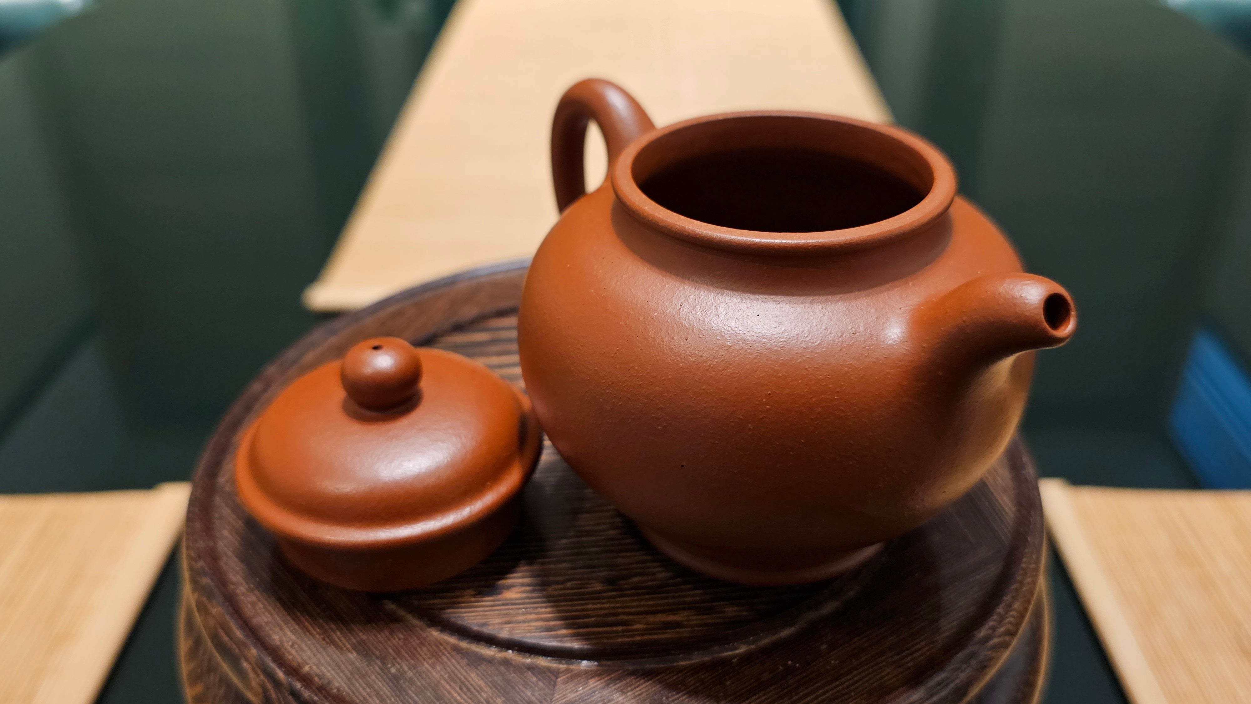 Duo Zhi 掇只, Yuan Kuang Da Hong Pao 原矿大红袍, made by L2 Senior Master Cao Lan Fang 国家高级工艺美术师～曹兰芳。- commissioned in Jan 2022 for our esteemed Patron Prof Griffith (Wales), Shown here for viewing.