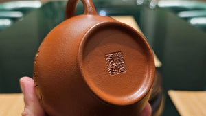 Duo Zhi 掇只, Yuan Kuang Da Hong Pao 原矿大红袍, made by L2 Senior Master Cao Lan Fang 国家高级工艺美术师～曹兰芳。- commissioned in Jan 2022 for our esteemed Patron Prof Griffith (Wales), Shown here for viewing.