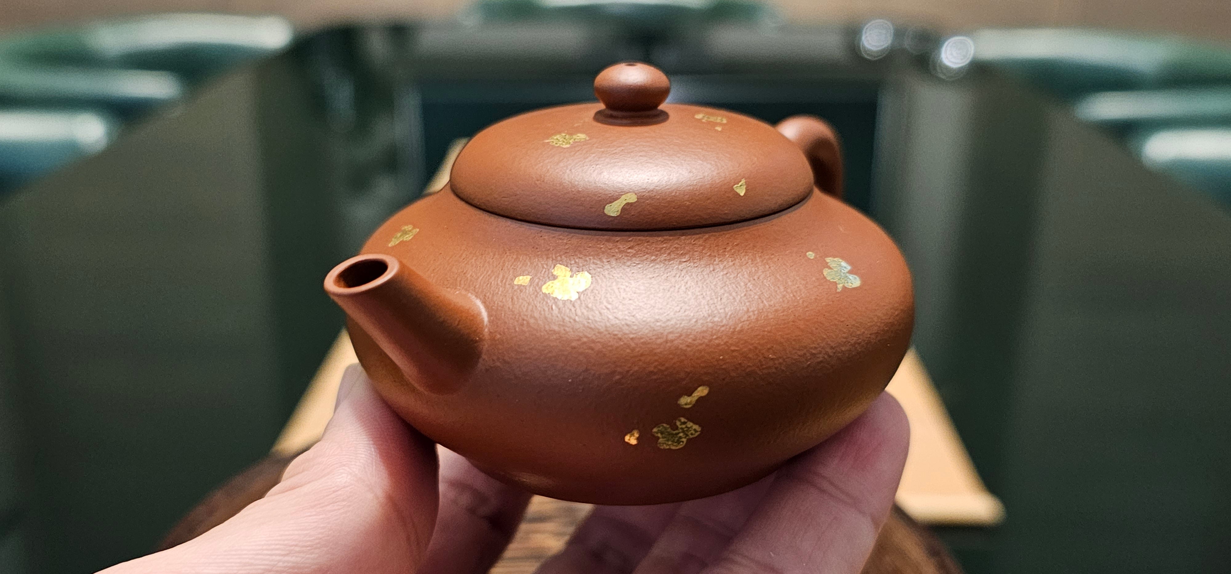 Bian Deng 扁灯, 95ml, with Sa Jin 撒金 (speckled gold + surface refined), Gu Fa Lian Ni (Most Archaic Clay Forming) ~ XiaoMeiYao ZhuNi *古法练泥~小煤窑朱泥, L4 Assoc Master Du Cheng Yao 堵程尧。