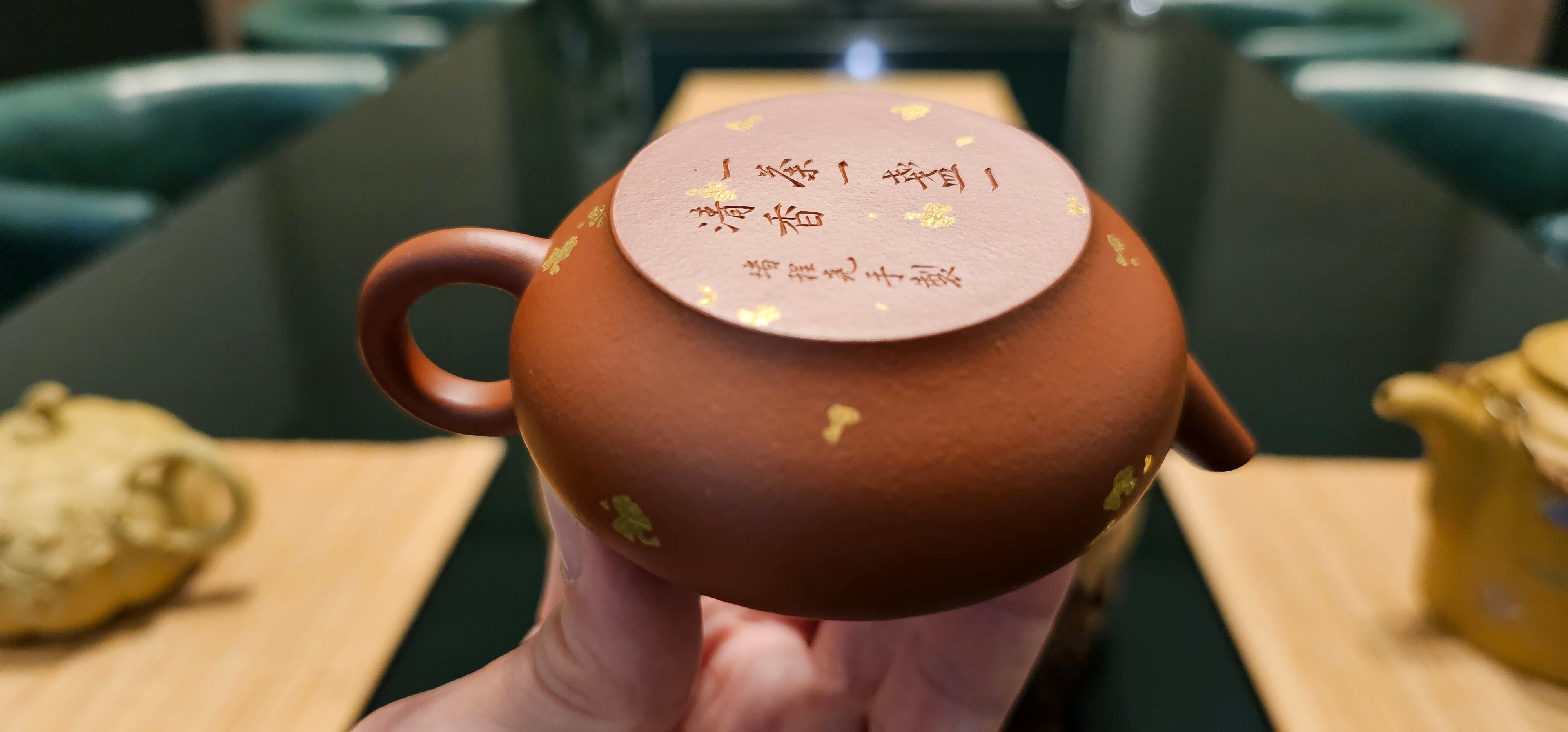 Bian Deng 扁灯, 95ml, with Sa Jin 撒金 (speckled gold + surface refined), Gu Fa Lian Ni (Most Archaic Clay Forming) ~ XiaoMeiYao ZhuNi *古法练泥~小煤窑朱泥, L4 Assoc Master Du Cheng Yao 堵程尧。