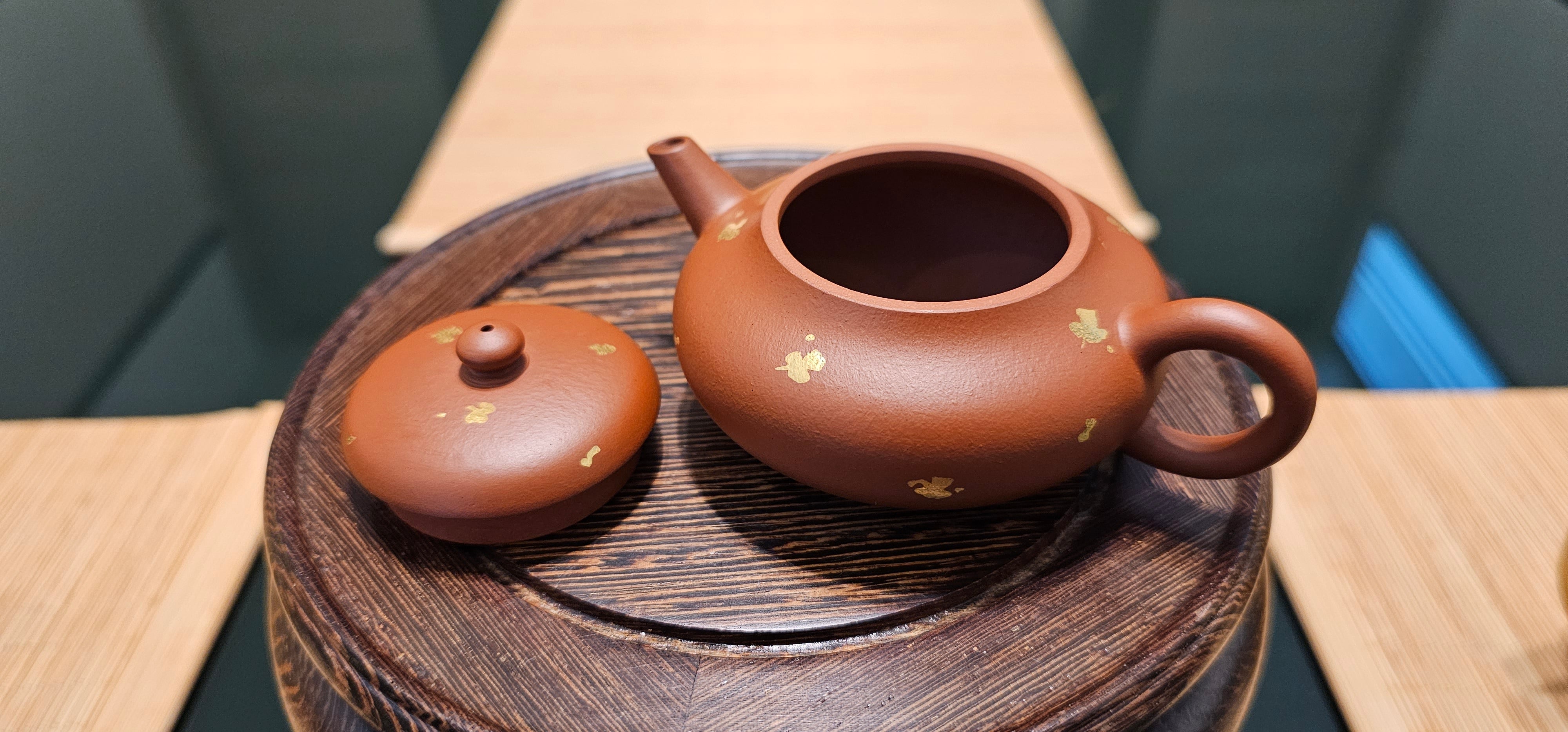 Bian Deng 扁灯, 95ml, with Sa Jin 撒金 (speckled gold + surface refined), Gu Fa Lian Ni (Most Archaic Clay Forming) ~ XiaoMeiYao ZhuNi *古法练泥~小煤窑朱泥, L4 Assoc Master Du Cheng Yao 堵程尧。