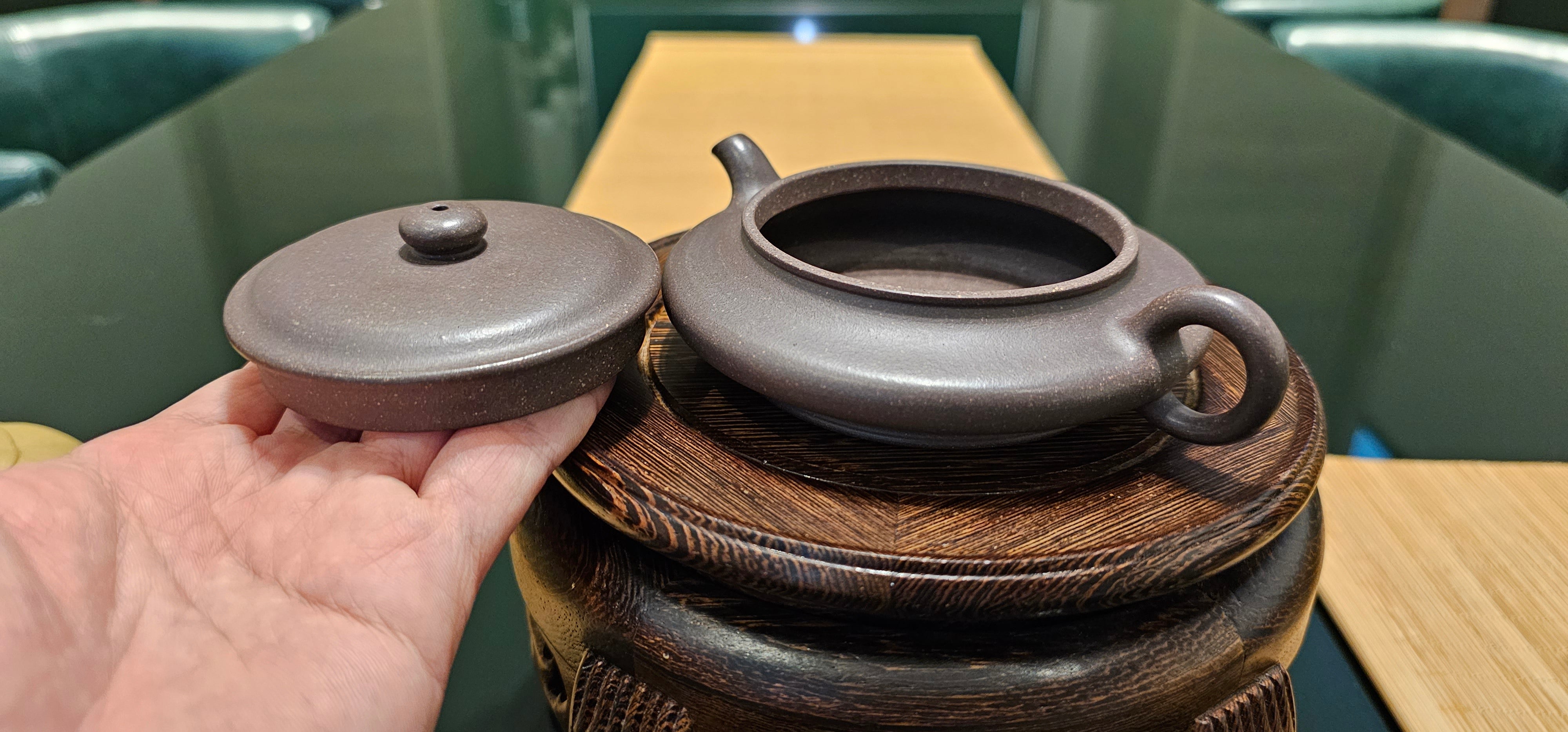 Ming Yuan Xu Bian 鸣远虚扁, 175ml, Gu Fa Lian Ni (Most Archaic Clay Forming) ~ Qing Hui Duan Ni *古法练泥~青灰段泥, L4 Assoc Master Yang Quan Sheng 杨全胜。