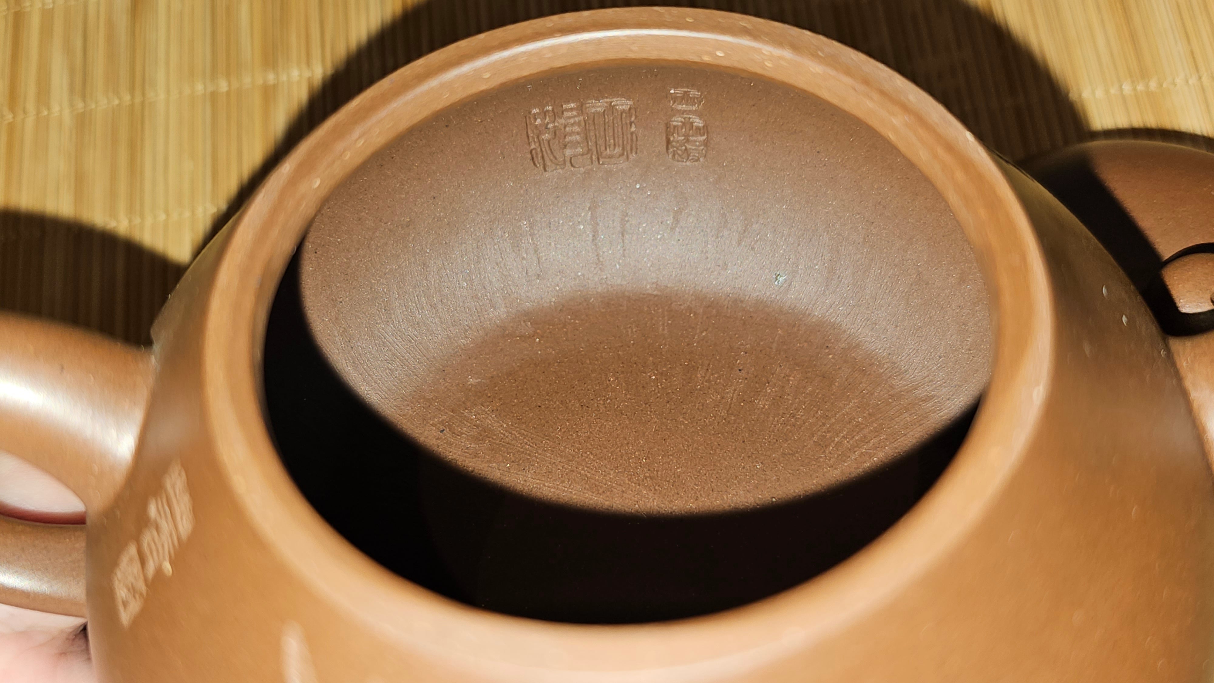 Li Xing 梨形 with Calligraphy Inscriptions, 263.5ml, DiCaoQing ZiNi 底槽青紫泥, by Craftsman Wang Juan 王娟。