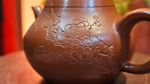 Li Xing 梨形, 171.5ml, Xiao Mei Yao Zhu Ni 小煤窑朱泥, by Craftsman Wang Xing 王兴, Plum Blossoms Engraving by Craftsman Ding Tie Ping 丁铁平 (Artistic Byname 一德).