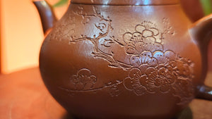 Li Xing 梨形, 171.5ml, Xiao Mei Yao Zhu Ni 小煤窑朱泥, by Craftsman Wang Xing 王兴, Plum Blossoms Engraving by Craftsman Ding Tie Ping 丁铁平 (Artistic Byname 一德).