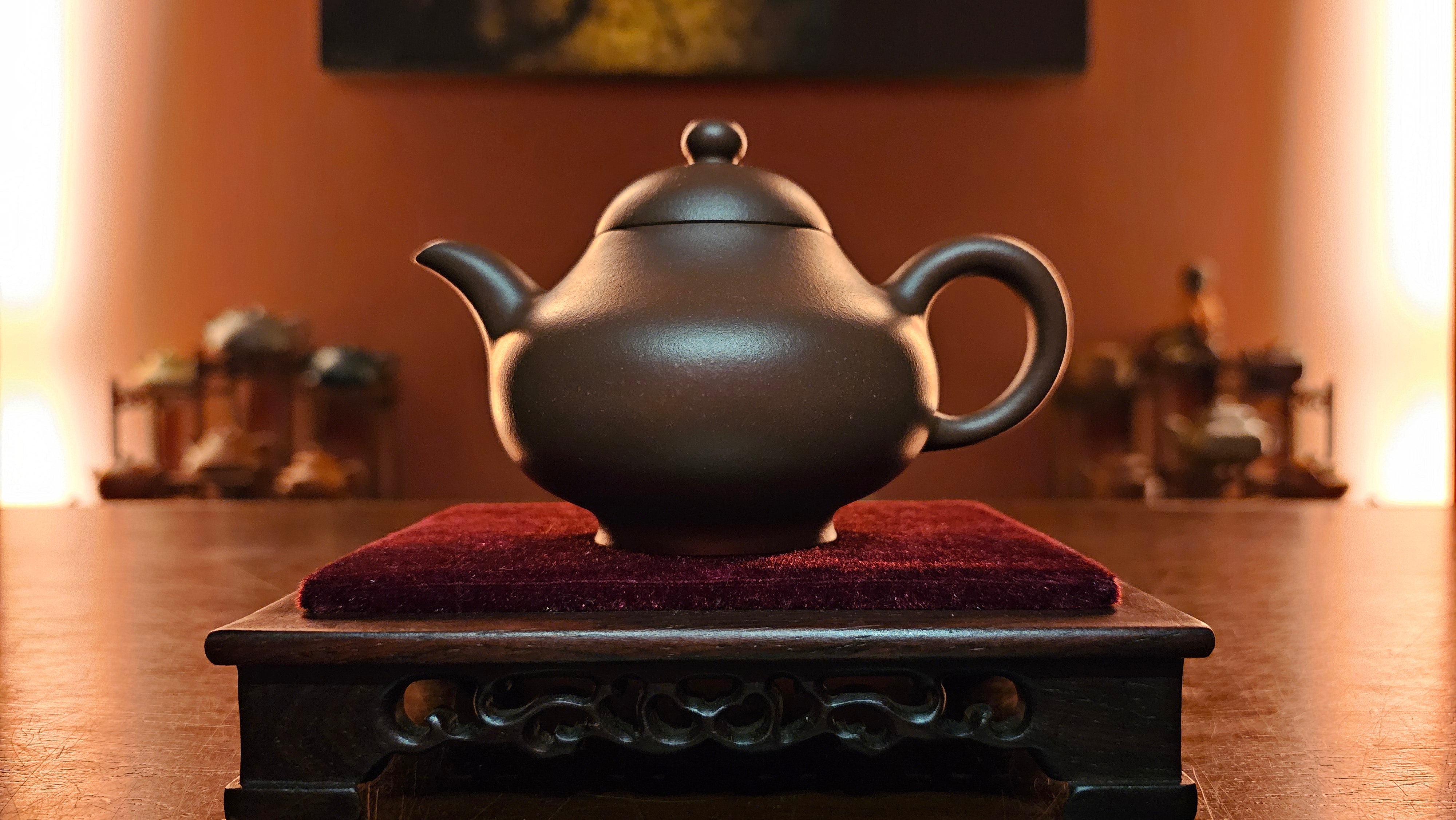 Li Hu 梨壶 (One and Only Piece other from Shan Xi Museum's Piece), 248ml, made with Cao Family's Hong Pi Long (high temp fired) Zi Ni 曹家 红皮龙紫泥(高温), crafted by L4 Assoc Master Artist Zhang Ke 助理工艺美术师, 张轲。