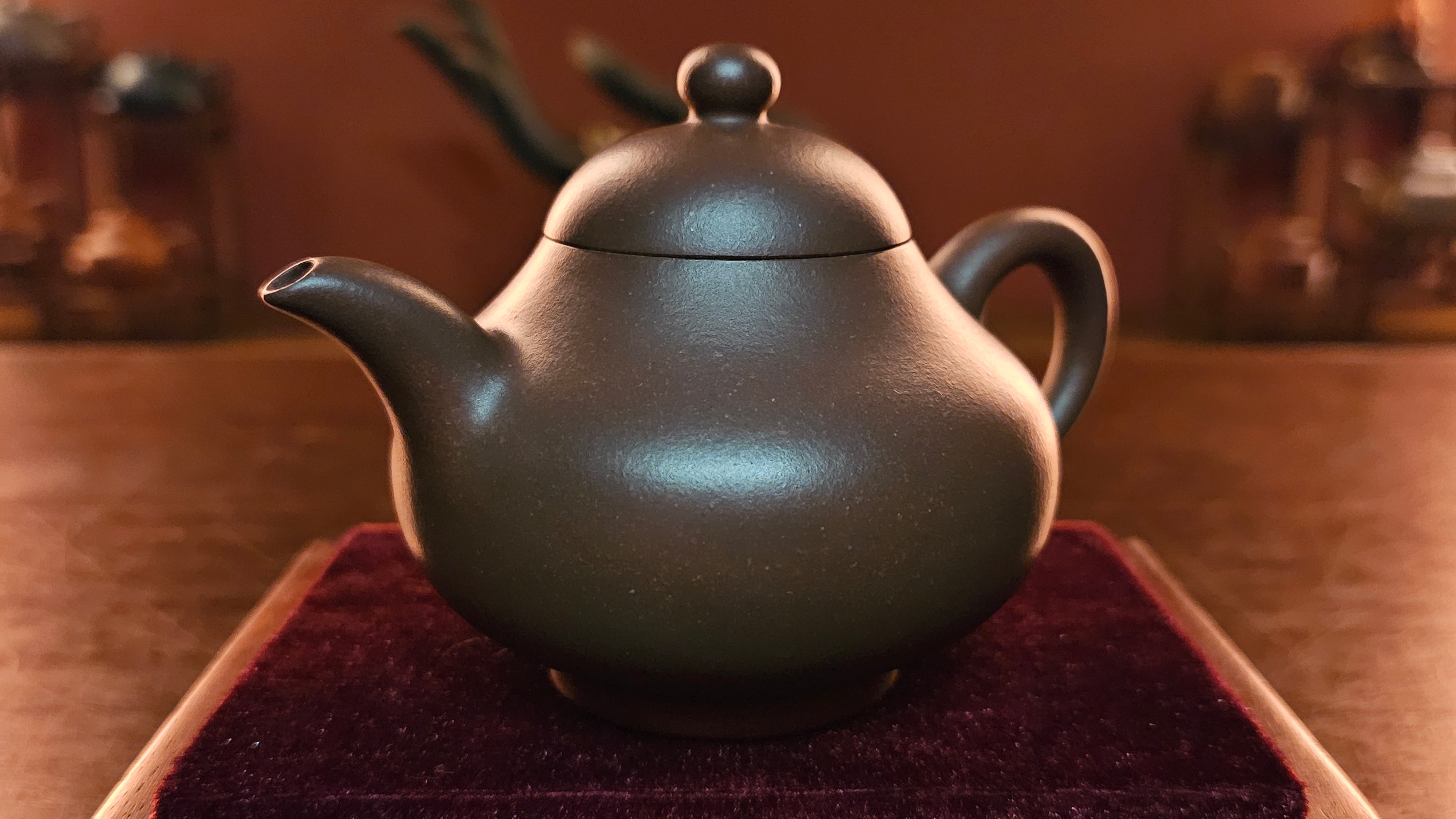 Li Hu 梨壶 (One and Only Piece other from Shan Xi Museum's Piece), 248ml, made with Cao Family's Hong Pi Long (high temp fired) Zi Ni 曹家 红皮龙紫泥(高温), crafted by L4 Assoc Master Artist Zhang Ke 助理工艺美术师, 张轲。