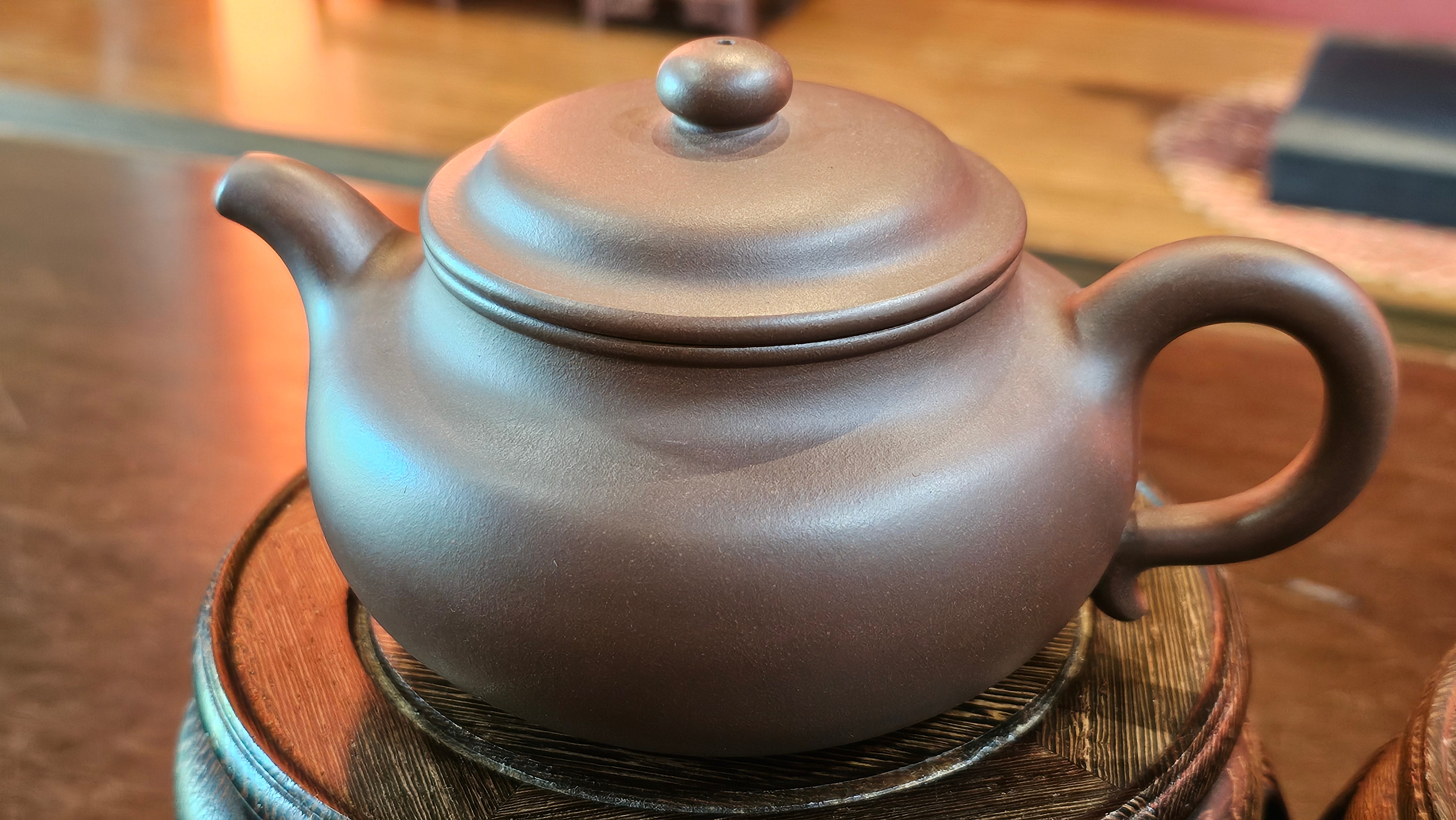 For THE DRAGON TEA TEMPLE: Master Barry Boullon: Tea Master and Acro-Yoga Master helming The Dragon Tea Temple: Specially Commissioned Work, 510ml FANG GU, for his serving 8 to 10 students each steep.  DiCaoQing, Crafted by L4 Assoc Master Artist Xu 徐健。