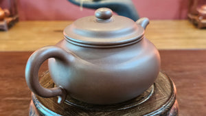 For THE DRAGON TEA TEMPLE: Master Barry Boullon: Tea Master and Acro-Yoga Master helming The Dragon Tea Temple: Specially Commissioned Work, 510ml FANG GU, for his serving 8 to 10 students each steep.  DiCaoQing, Crafted by L4 Assoc Master Artist Xu 徐健。