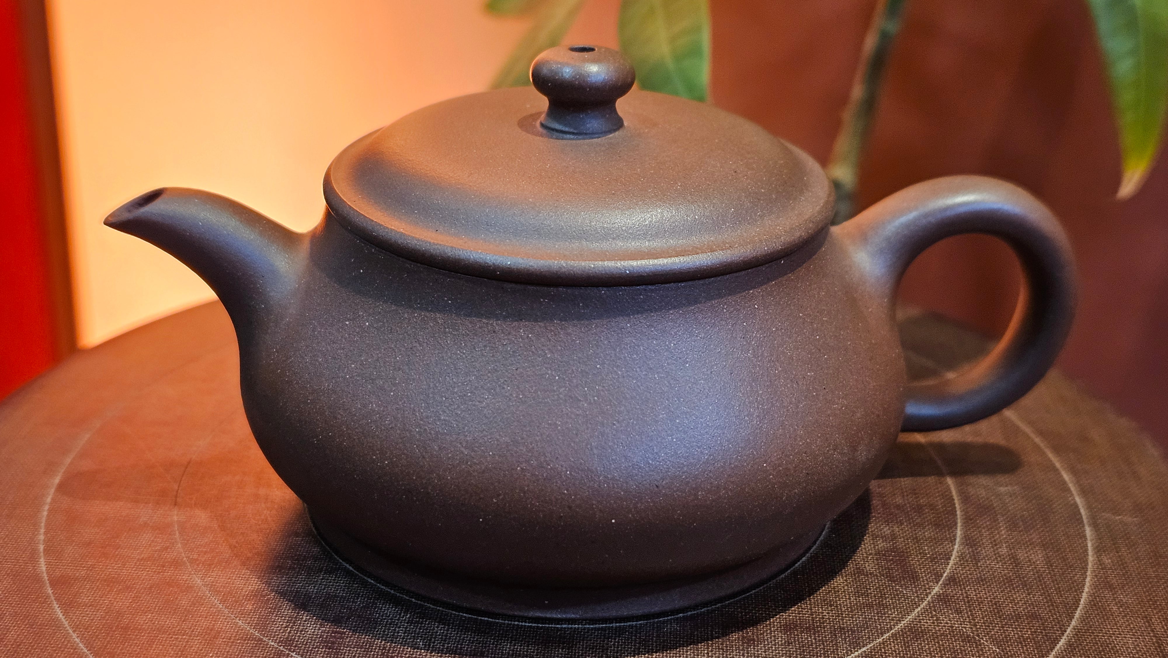 Ming Lu 明炉, 168.0ml, DiCaoQing ZiNi 老紫泥, by our Collaborative Craftsman Chen Fa Chu 陈法初。