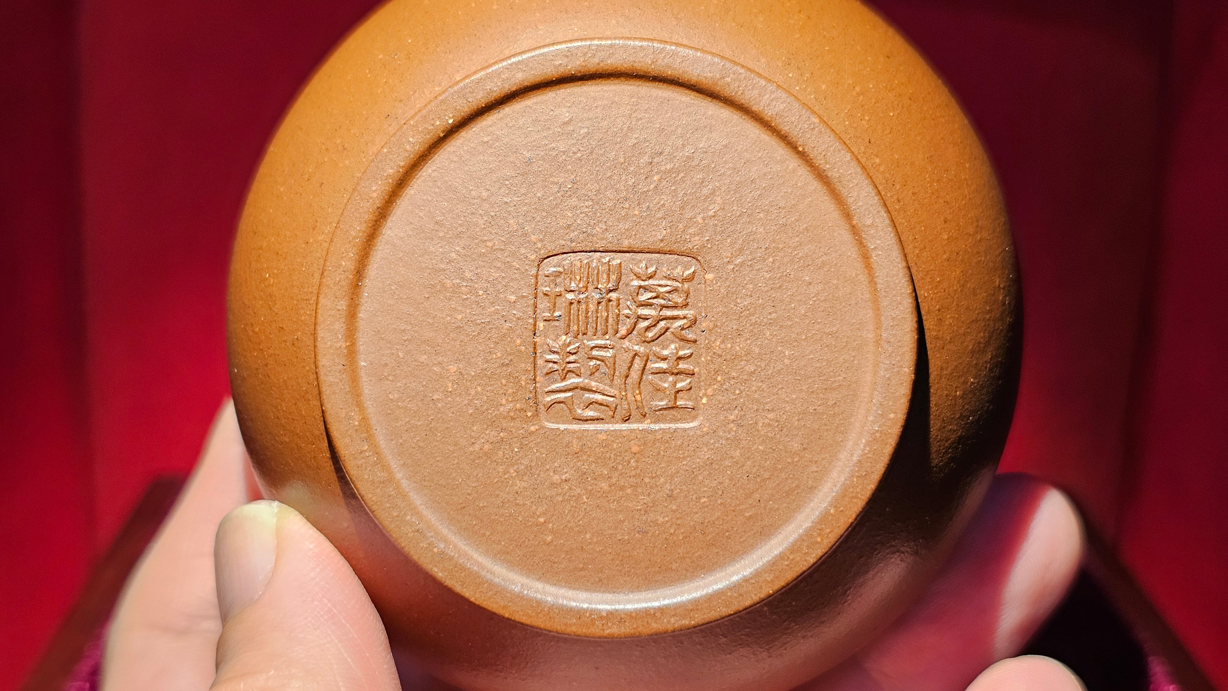 Shui Ping 水平, 161.0ml, Crafted from Hong (Red) Jiang Po Ni 红降坡泥 rarer than Huang (Yellow) Jiang Po Ni, by Craftsman Wan Jia Lin 万佳琳。