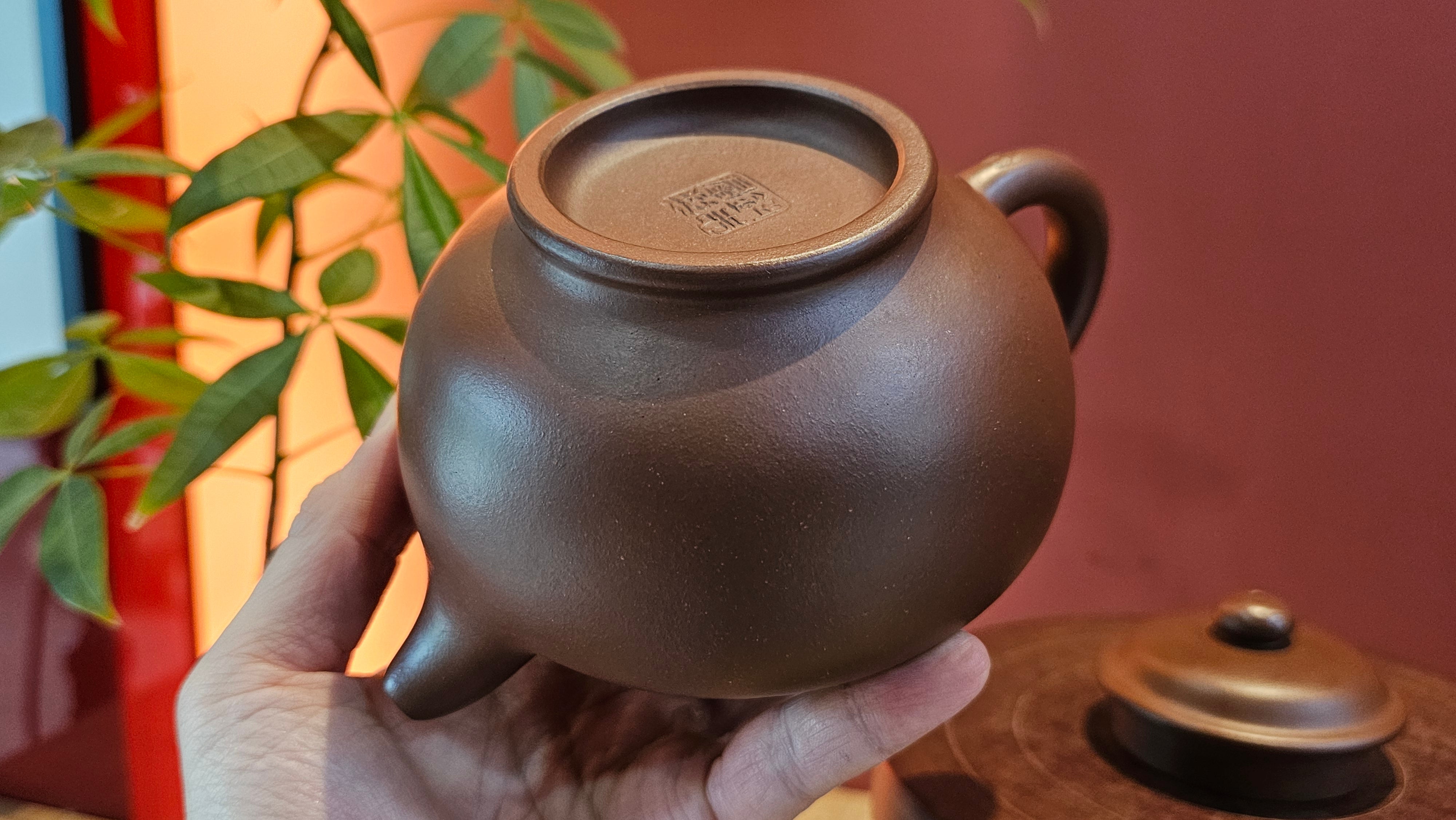 Duo Zhi 掇只, 470ml, Di Cao Qing Zi Ni 底槽青紫泥, by Craftsman Niu Zhi Jun 钮志君。