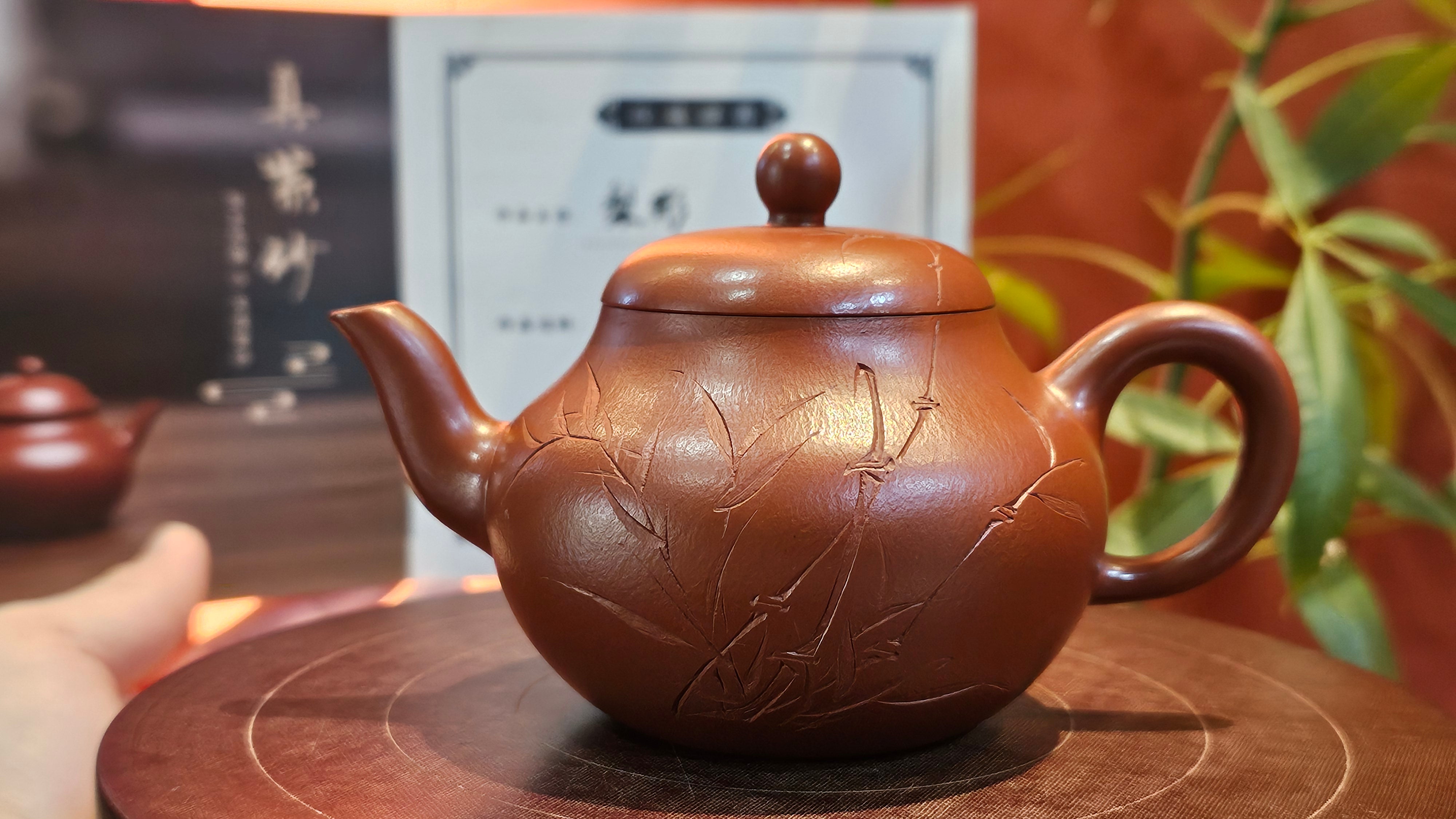 Li Xing 梨形, 179.1ml, Xiao Mei Yao Zhu Ni 小煤窑朱泥, by our Collaborative Craftsman Zhai Yi Yao 翟一耀。(With Bamboo engraving by Craftsman Yi Hu Bi)