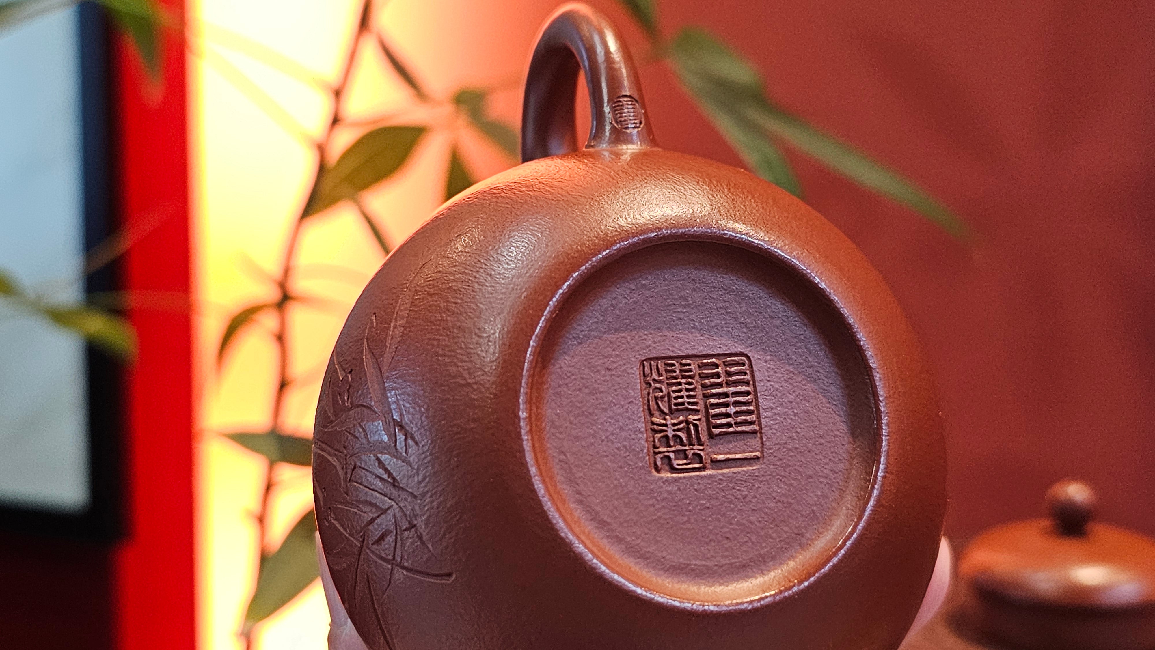 Li Xing 梨形, 179.1ml, Xiao Mei Yao Zhu Ni 小煤窑朱泥, by our Collaborative Craftsman Zhai Yi Yao 翟一耀。(With Bamboo engraving by Craftsman Yi Hu Bi)