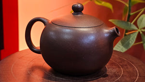 Xi Shi 西施, 176.6ml, Di Cao Qing Zi Ni 底槽青紫泥, by Craftsman Gu Xiao Ming 顾小明。