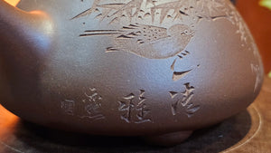 Jing Zhou Shi Piao 景舟石瓢 with exquisite! Robin Engraving 相思鸟~刻绘, 276.2ml, Di Cao Qing Zi Ni 底槽青紫泥, by our Collaborative Craftsman Chen Fa Chu 陈法初 (pot) and Craftsman Yi Ran 亦然 (engraving)。