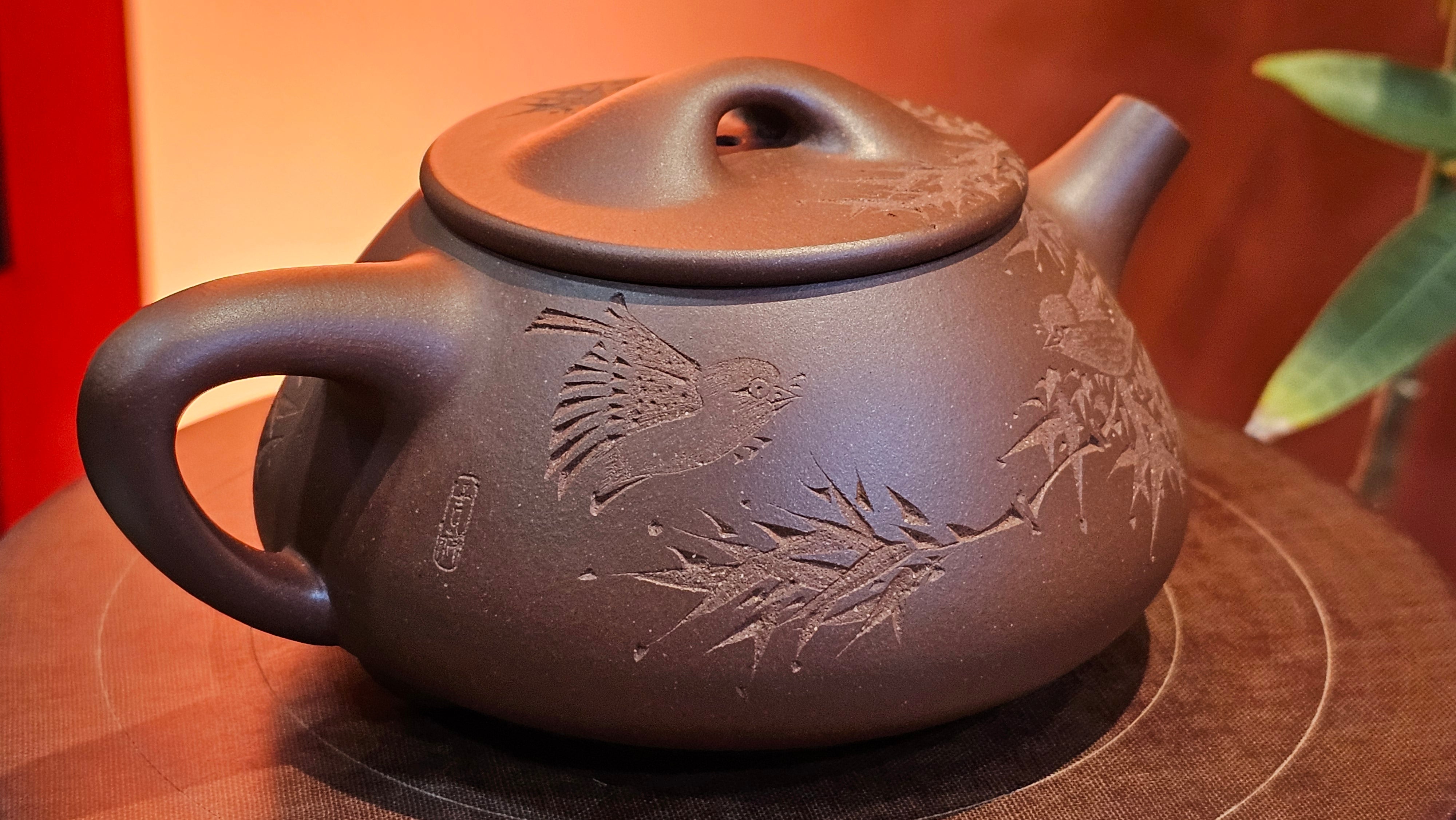 Jing Zhou Shi Piao 景舟石瓢 with exquisite! Robin Engraving 相思鸟~刻绘, 276.2ml, Di Cao Qing Zi Ni 底槽青紫泥, by our Collaborative Craftsman Chen Fa Chu 陈法初 (pot) and Craftsman Yi Ran 亦然 (engraving)。