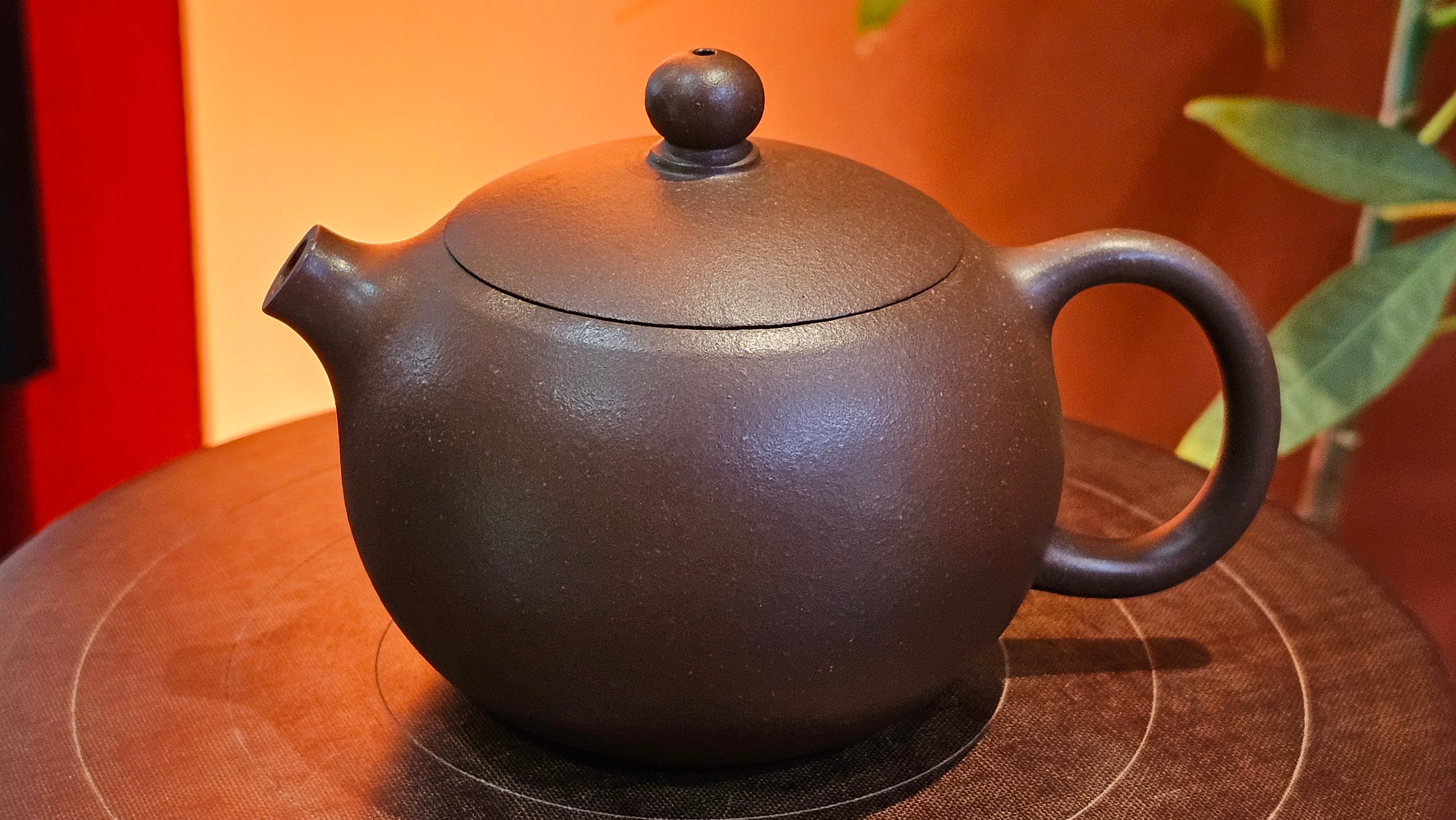 Xi Shi 西施, 170.0ml, Di Cao Qing Zi Ni 底槽青紫泥, by Craftsman Gu Xiao Ming 顾小明。