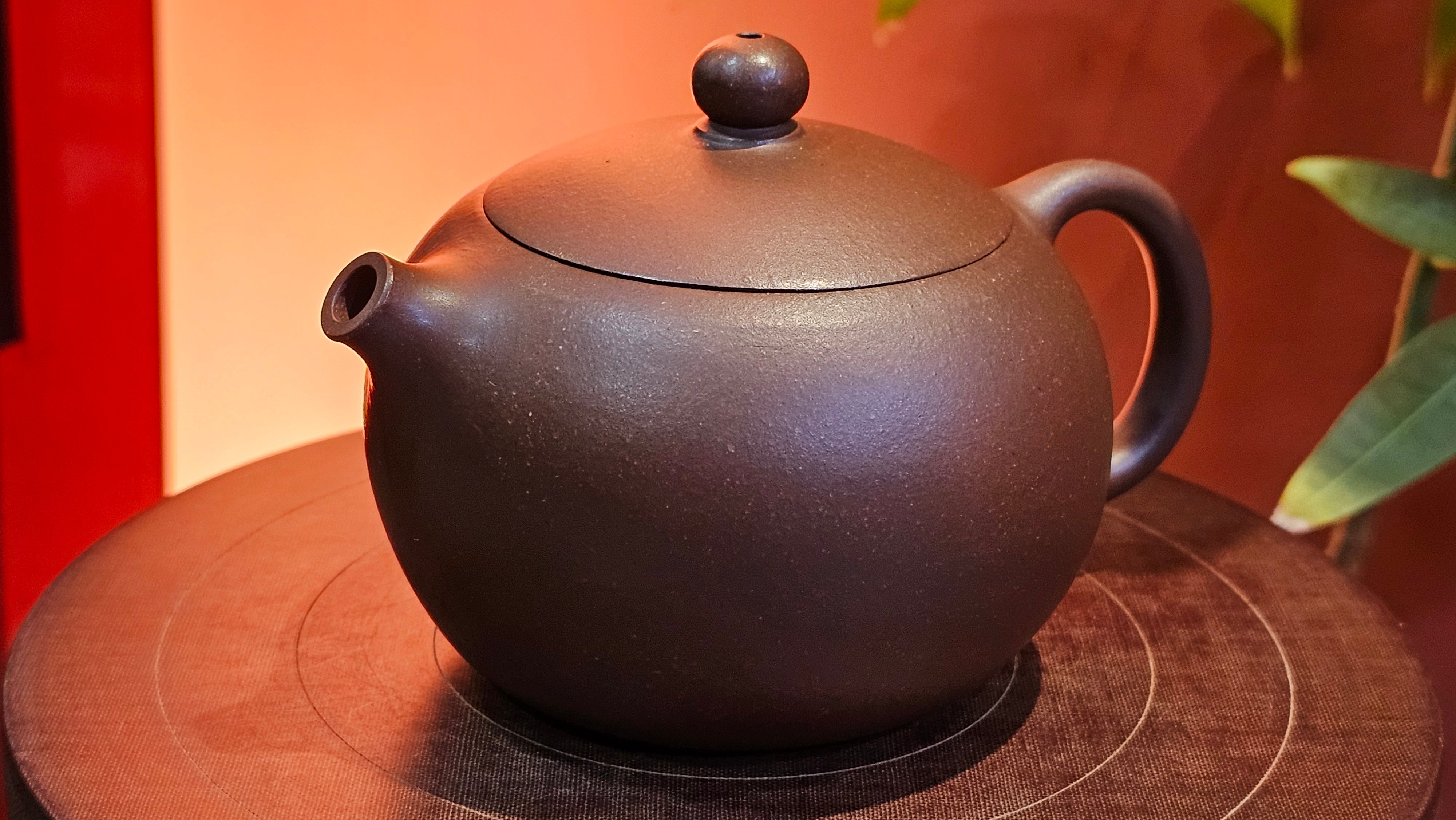 Xi Shi 西施, 243.0ml (largish), Di Cao Qing Zi Ni 底槽青紫泥, by Craftsman Gu Xiao Ming 顾小明。