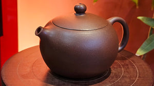 Xi Shi 西施, 243.0ml (largish), Di Cao Qing Zi Ni 底槽青紫泥, by Craftsman Gu Xiao Ming 顾小明。