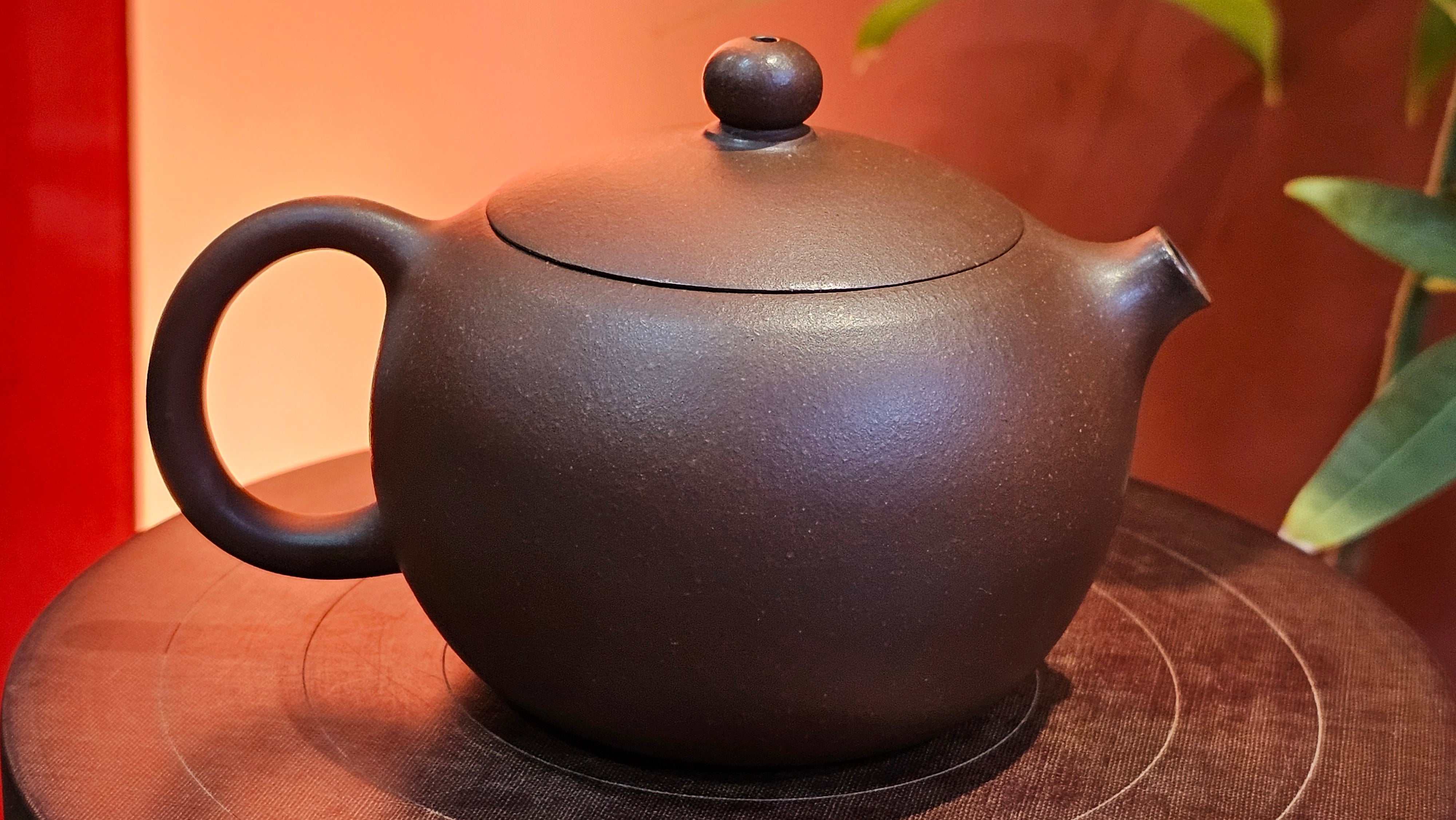 Xi Shi 西施, 243.0ml (largish), Di Cao Qing Zi Ni 底槽青紫泥, by Craftsman Gu Xiao Ming 顾小明。